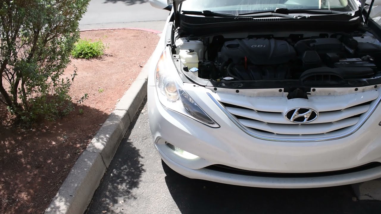 Как заменить лампы ближнего света в Hyundai Sonata GLS 2013 года.