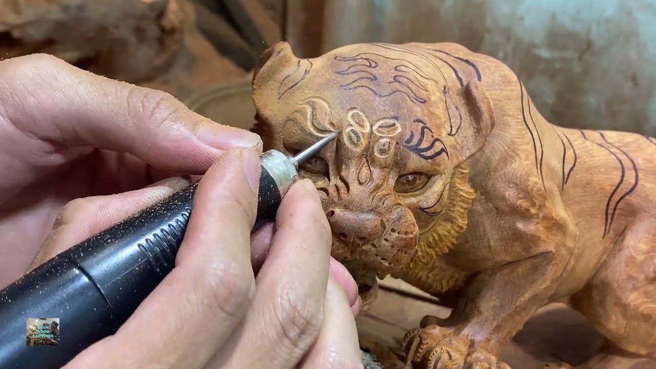 Điêu khắc con hổ gỗ ôm đá tự nhiên | TUAN WOOD CARVINGS