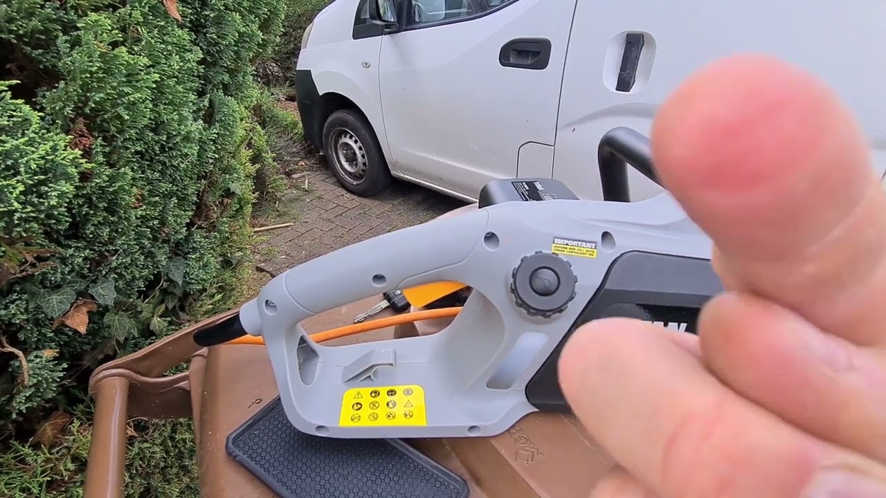 Бензопила Screwfix Titan TTL758CHN