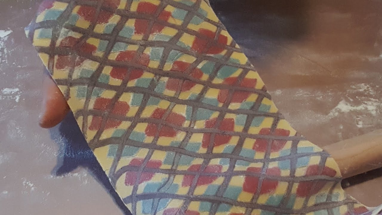 Ravioli di pasta colorata con motivo geometrico. coloured and decorated pasta, ravioloni