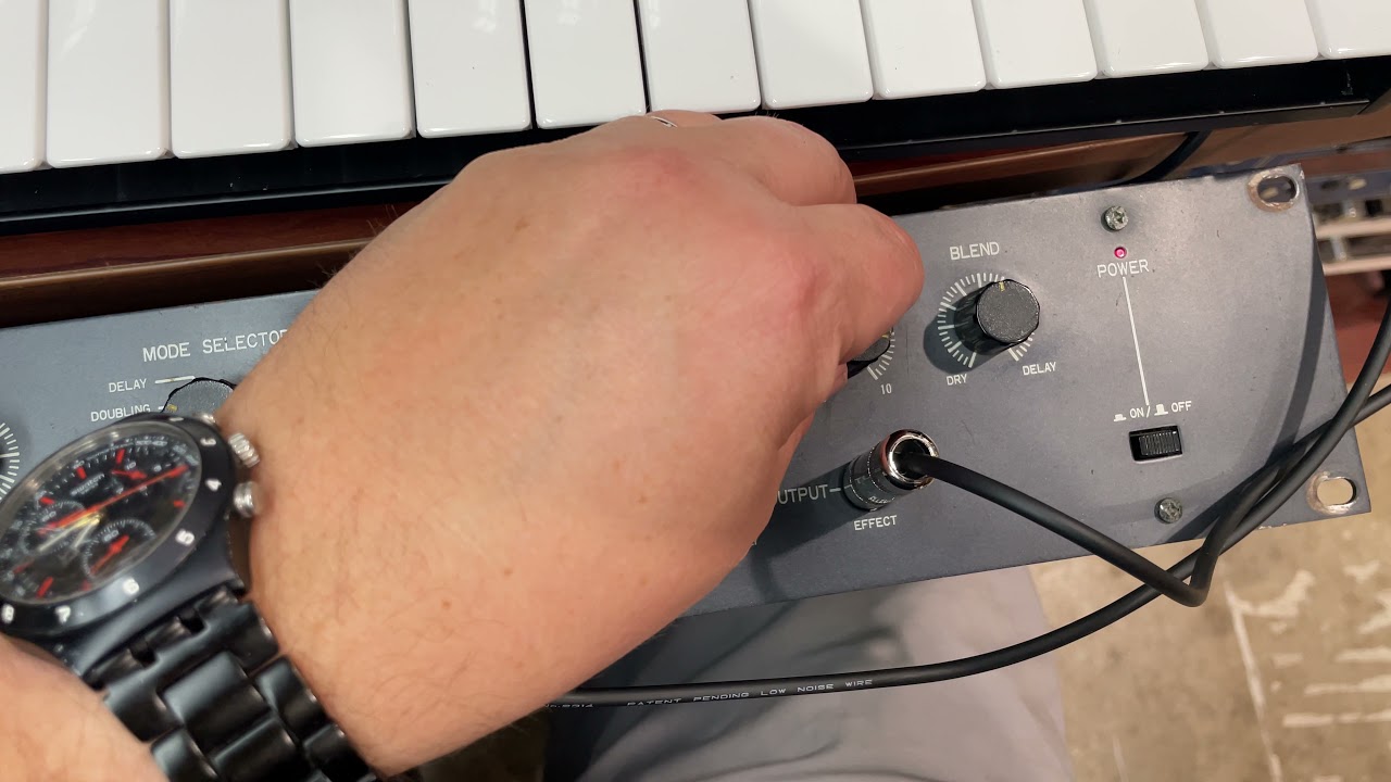 Ibanez AD-202 analog delay demo w Roland TR-505