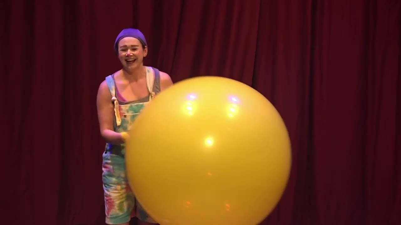Cricket the clown in a giant balloon 2
