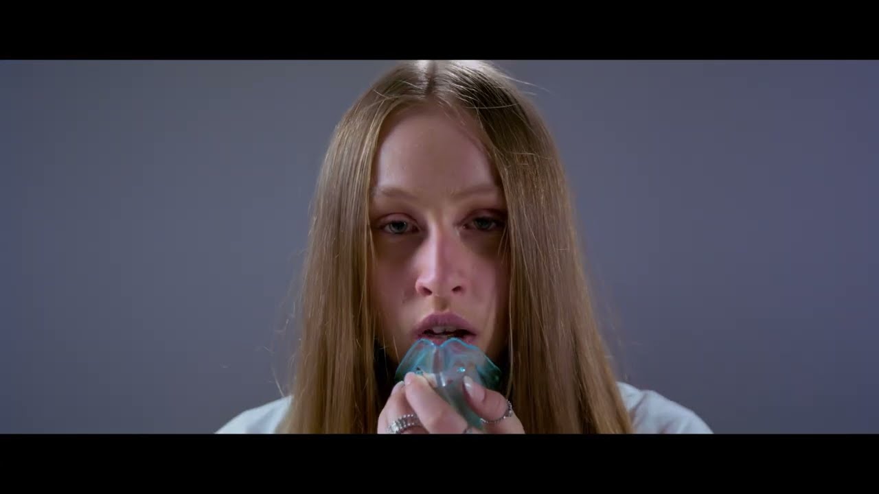 EMY  - Blaue Flecken (Official Video)