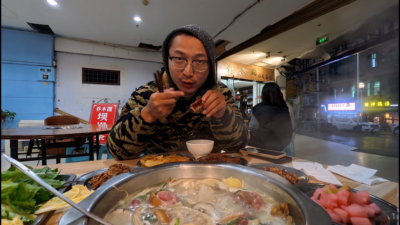县城干半天兼职，挣了50，摆一桌犒赏自己：大口吃肉大口喝汤