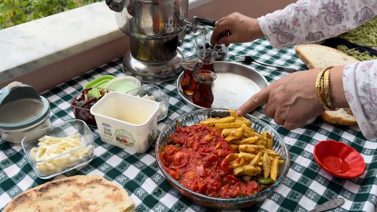 ￼ Köy kahvaltısı organik kuşburnu toplaması ￼