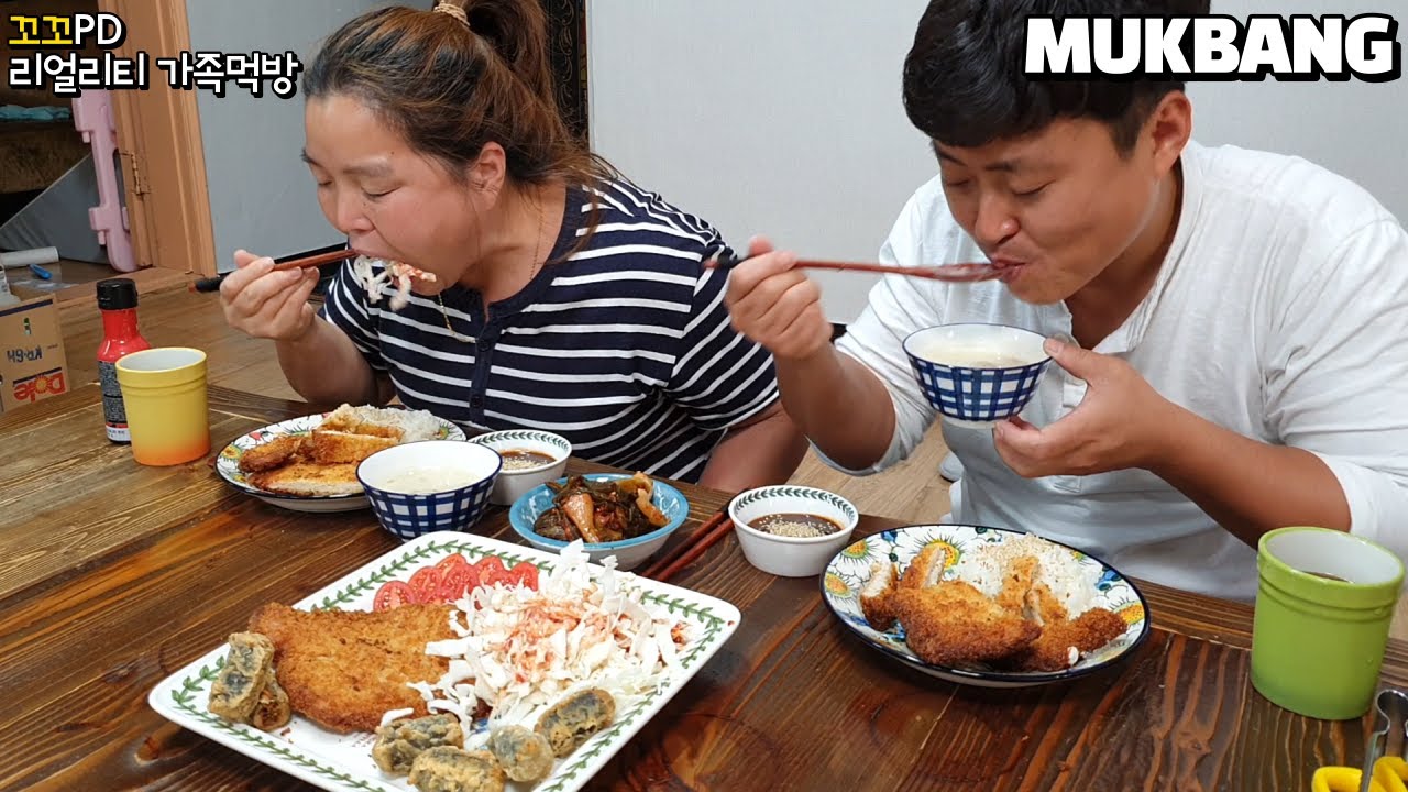 리얼가족먹방:)추억의 왕돈까스,양배추샐러드,양송이스프,김말이튀김 먹방(ft.핵불닭소스)ㅣBig pork cutlet&Mushroom soupㅣMUKBANGㅣEATING SHOW