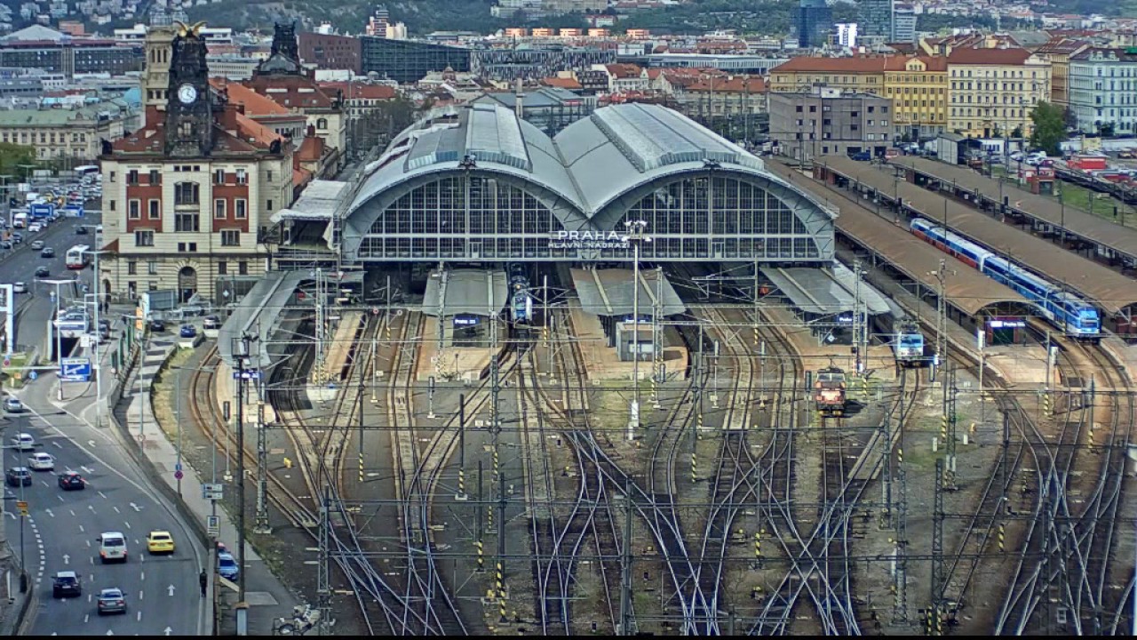 Staniční hlášení Praha Hl.n. ( Mimořádnost na trati , srážka s osobou )