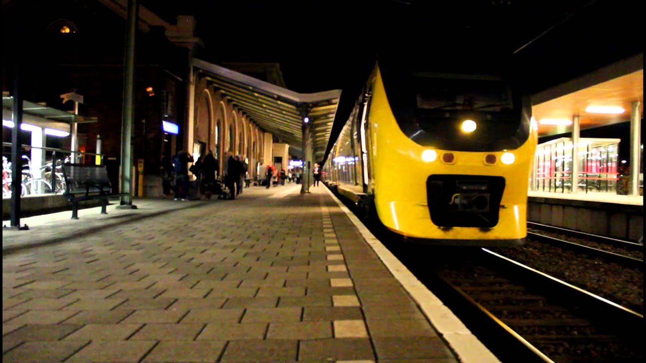 Intercity ariveerd op station Middelburg en vertrekt richting Vlissingen