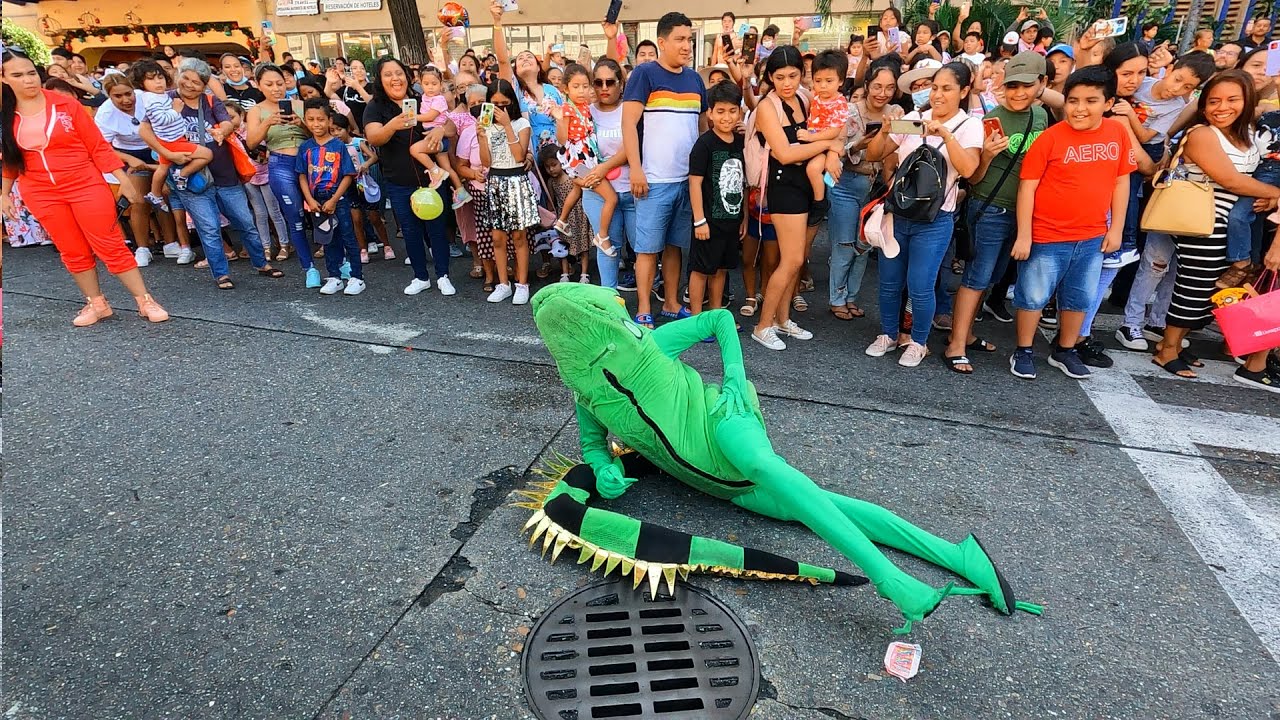 baile de la iguana en el desfile de globos gigantes acapulco