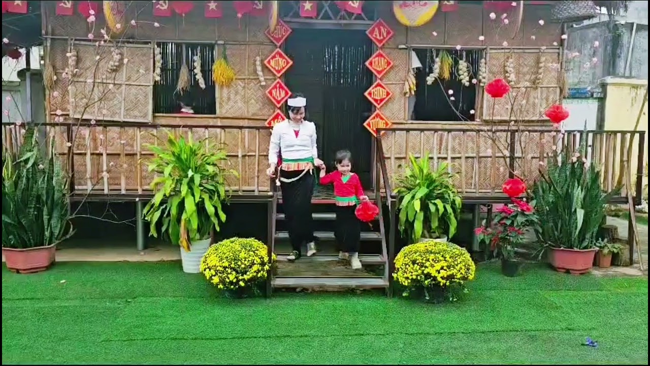 Bé Mường_ bên bước nhà Sàn.MN Đông Xuân.1/2026