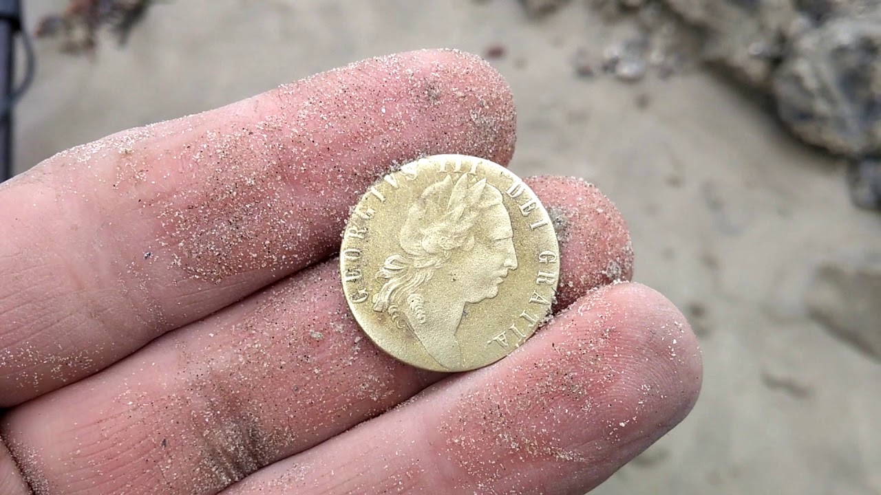 Minelab Equinox 600 digging wet sands,deep holes in the rock pools and finding pre decimal coins.