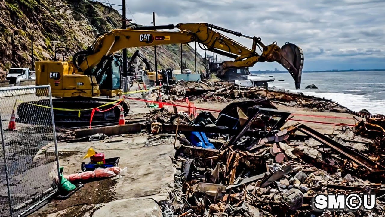 𝗕𝗔𝗖𝗞 𝗢𝗡 𝗧𝗛𝗘 𝗙𝗥𝗢𝗡𝗧 𝗟𝗜𝗡𝗘𝗦: Army Corps Powers Through Demolition Along PCH After Mudslide Shutdown