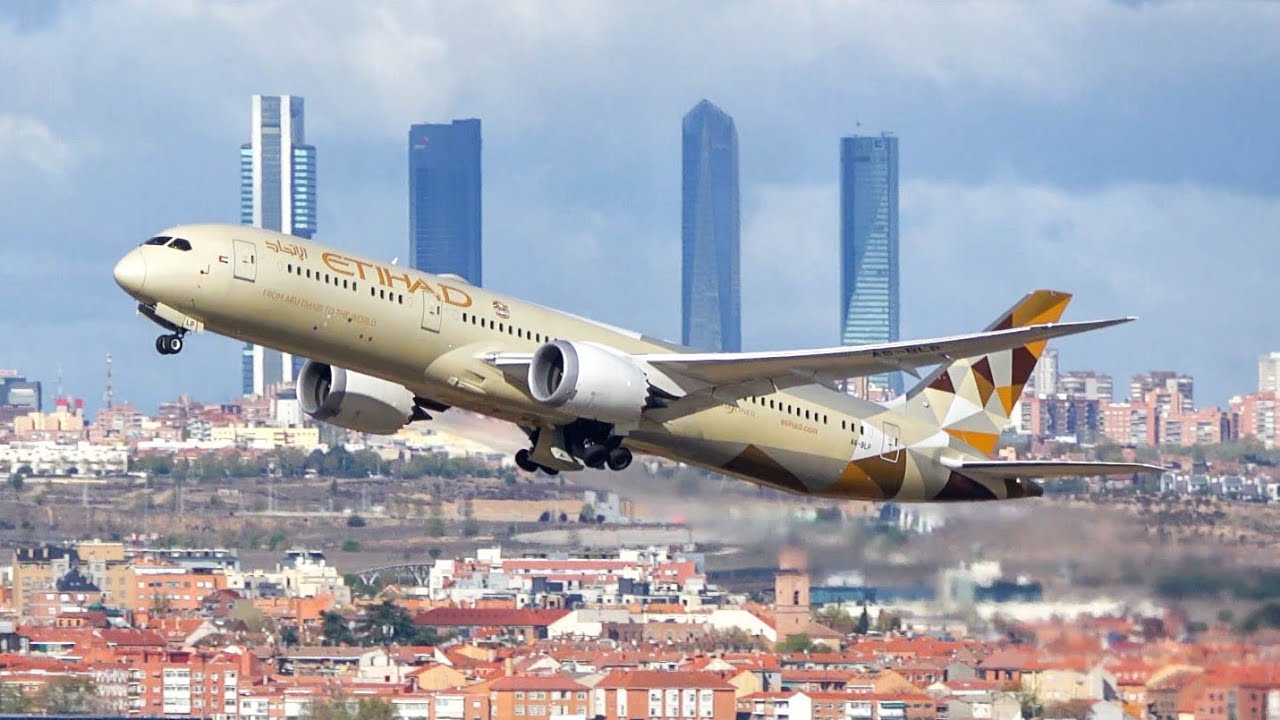 (4K) Plane spotting at Madrid Barajas airport - Spectacular views from above!