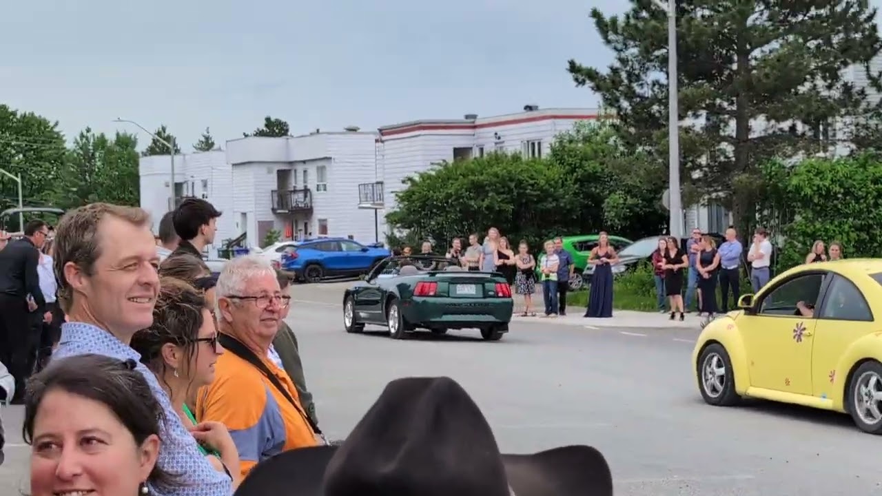 Départ de la parade de graduation 2025 de l'école secondaire d'Amos en abitibi