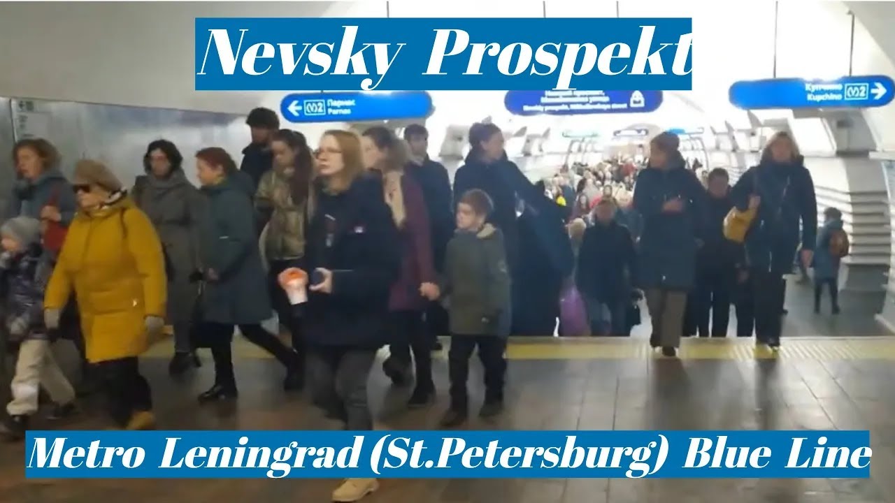 Nevsky Prospekt metro station, Leningrad (St.Petersburg) - interior view, passengers, train  Fr. 11