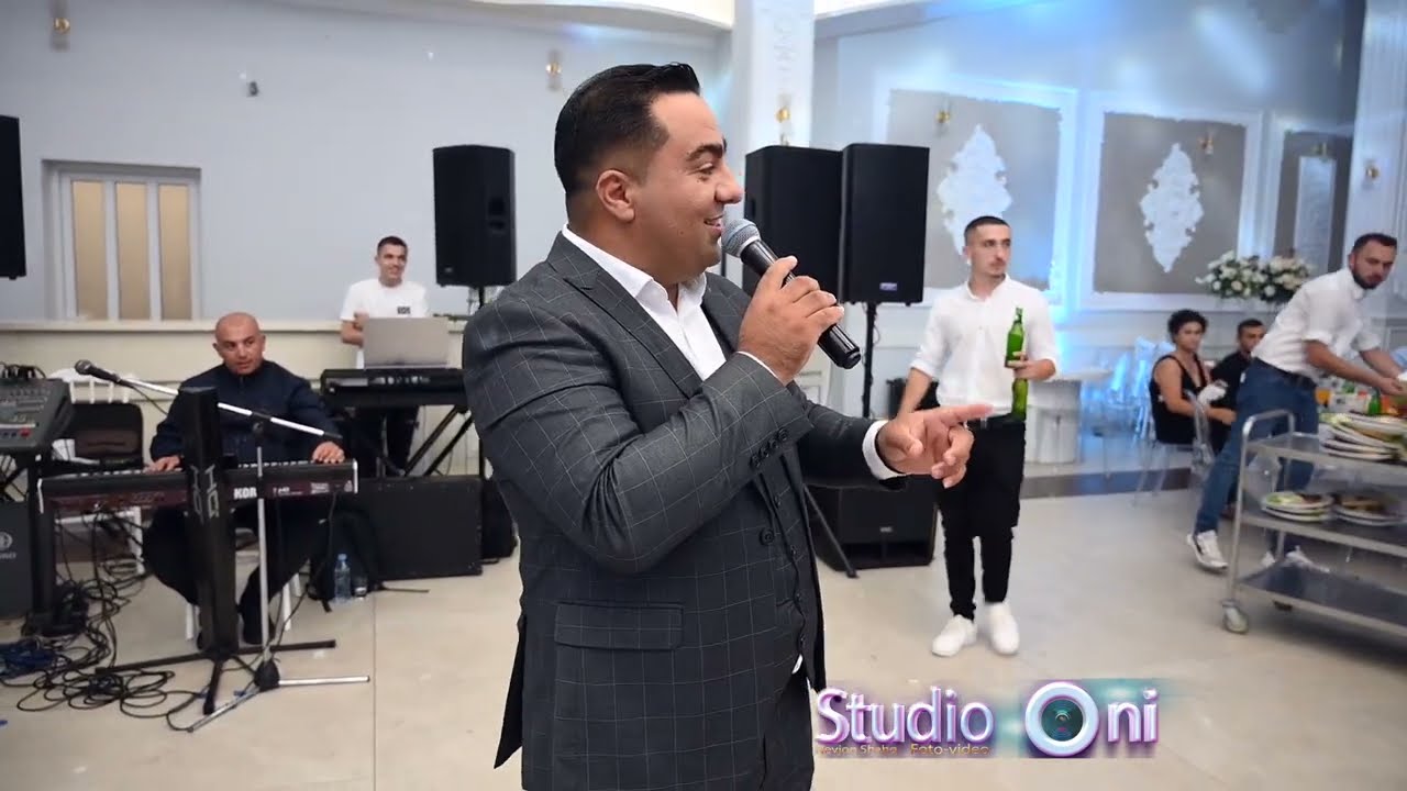 Mikel Rapaj, përshëndet dasmorët me këngë Përmetare