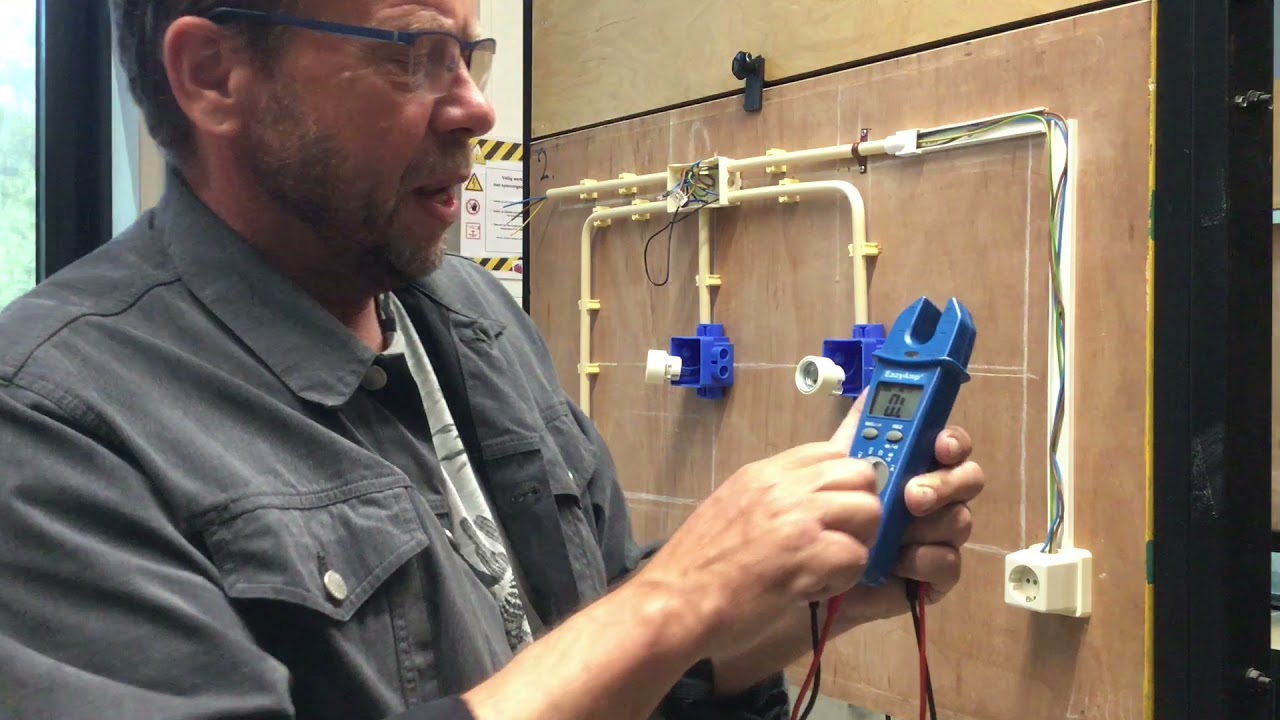Installatie testen op werking en kortsluiting elektrotechniek