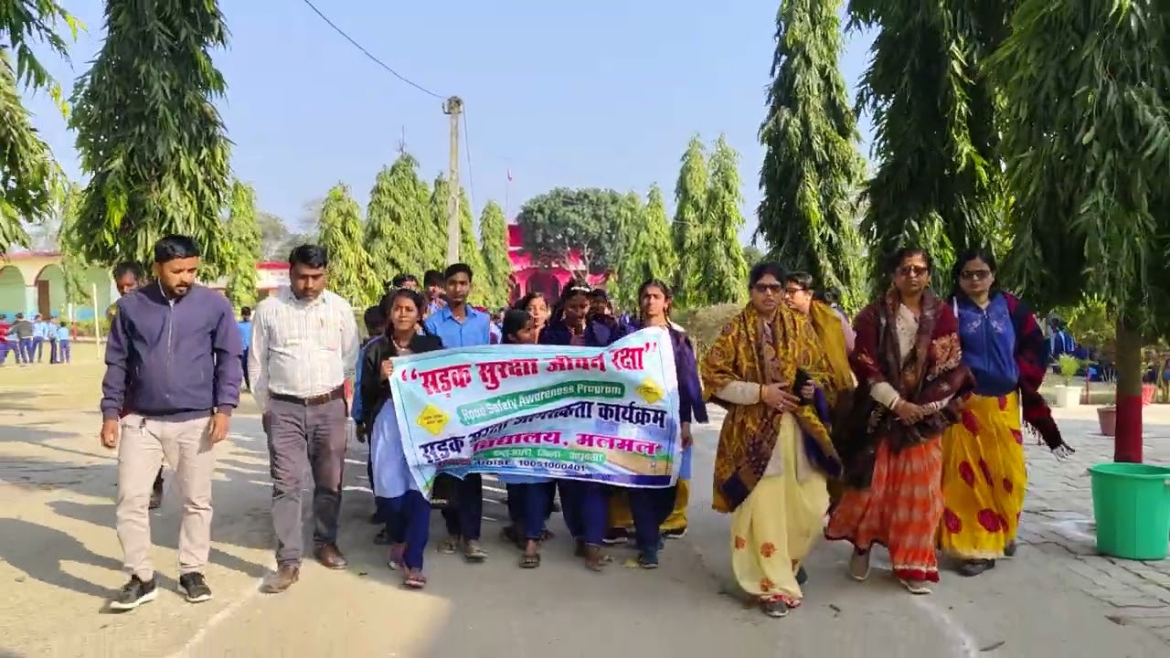 सड़क सुरक्षा पर मध्य विद्यालय मलमल के गांव में रैली निकाली गई।🙏