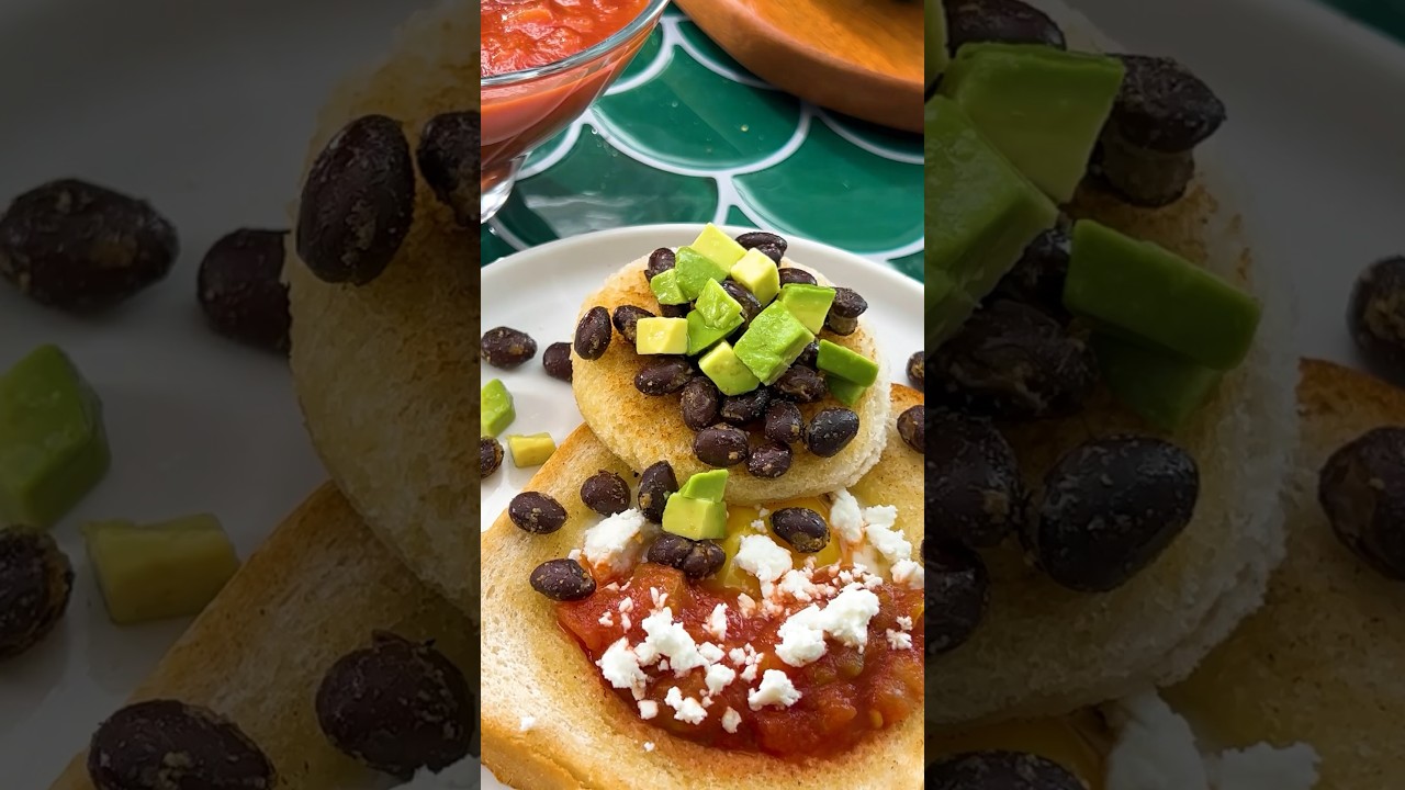 a w(HOLE)some twist on a breakfast classic 🥚🌶️ @tostitos #Tostitos #Recipe #EasyRecipe #Food