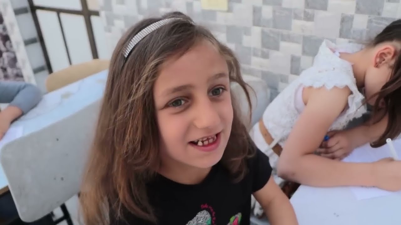 بنت صغيرة مسكها الاستاذ متلبسة داخل المدرسة شوفوا الى حصل!!؟