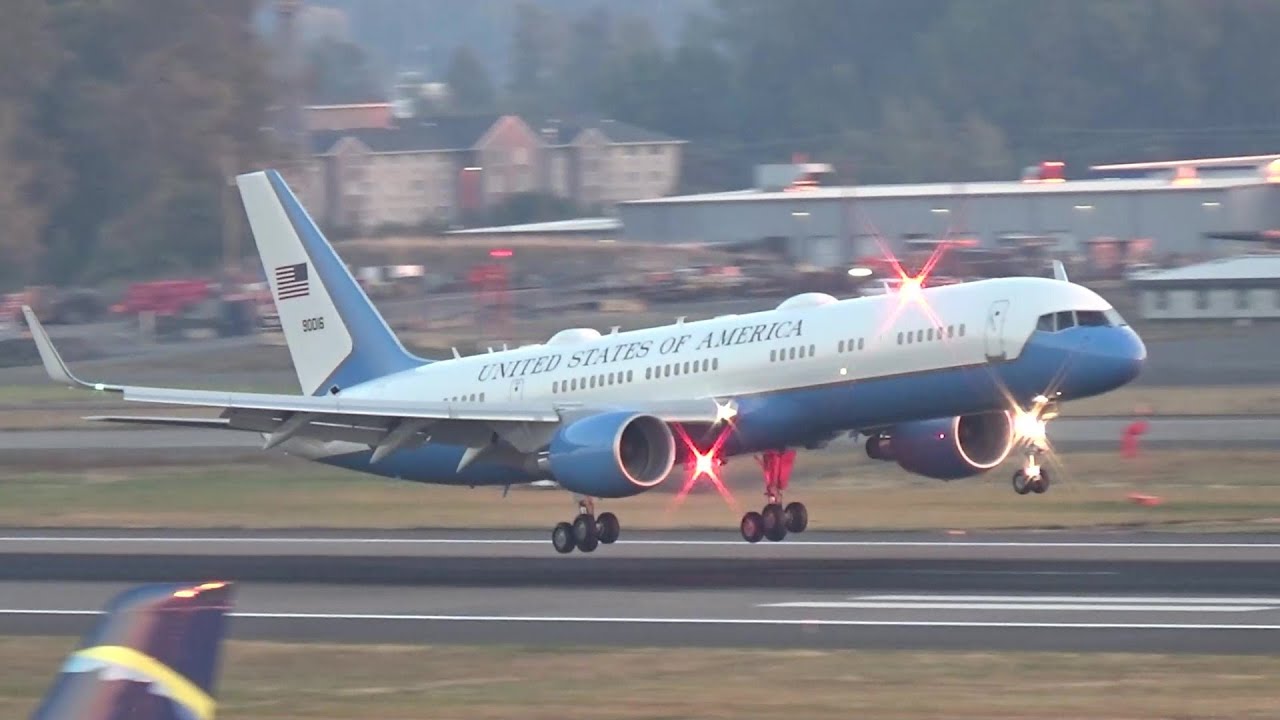 Air Force One Boeing 757-200 (C-32) Landing and Takeoff at Portland Airport (PDX)