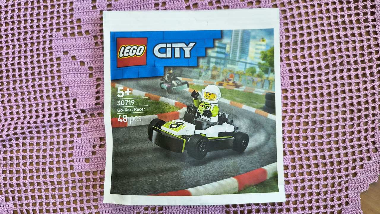 LEGO City 30719 Go Kart Racer. Unboxing and slow pace building.