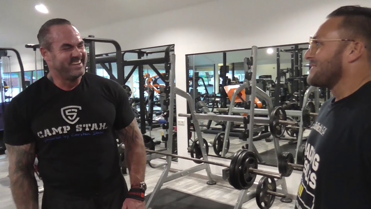 Carsten Stahl zerlegt Michael Blum beim Rückenworkout im Ekinci Gym in Schlüchtern
