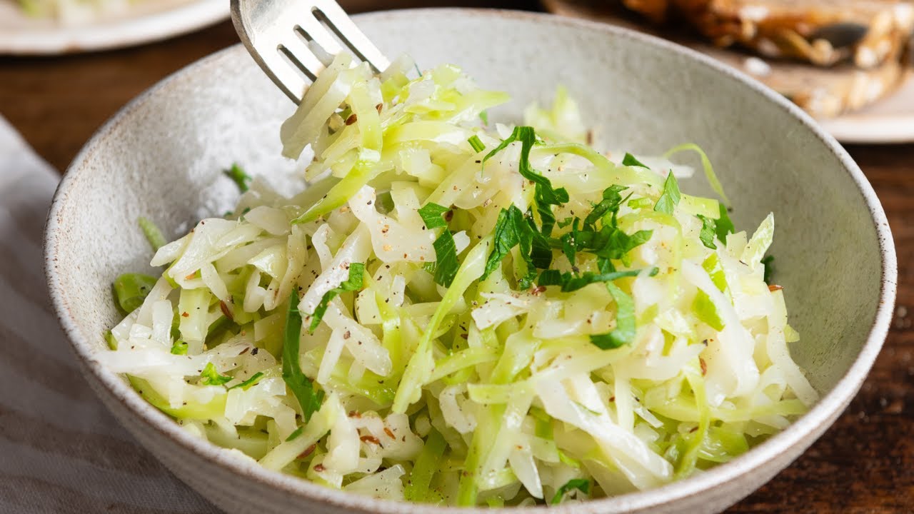 Omas klassischer Wei&szlig;kohlsalat