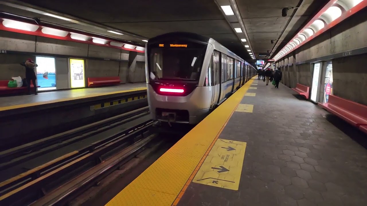 Montreal Metro ride from Vendôme to D'Iberville metro station with service disruption ending! 🔵🟠