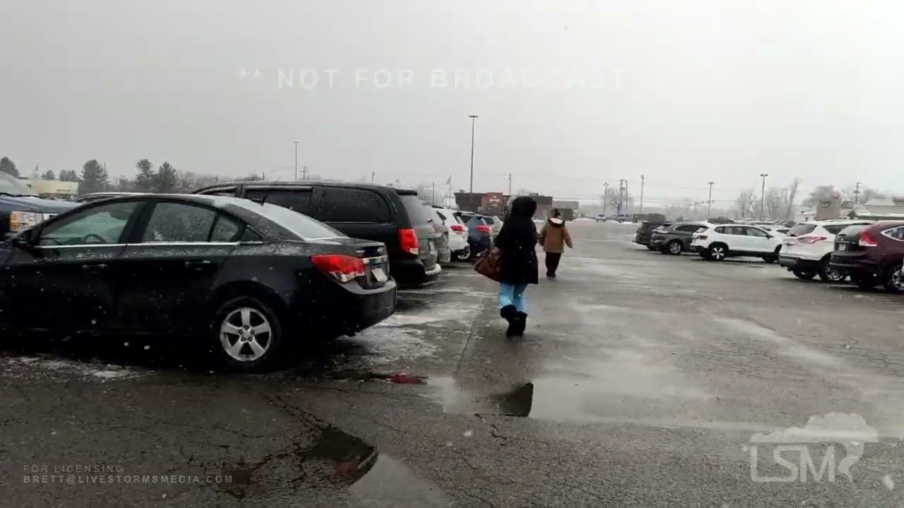 12-11-2025 Butler, PA - Snowfall & Shoppers
