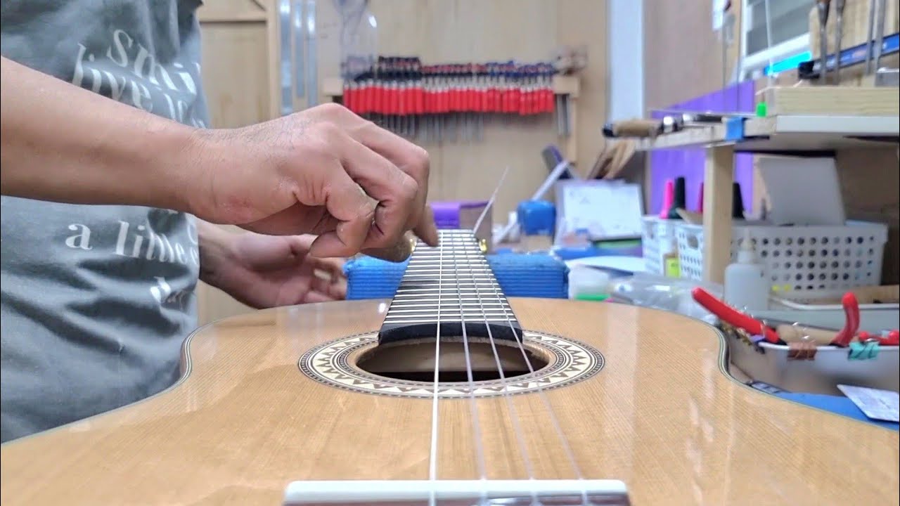 Процесс изготовления классической гитары. Гитарный мастер ручной работы