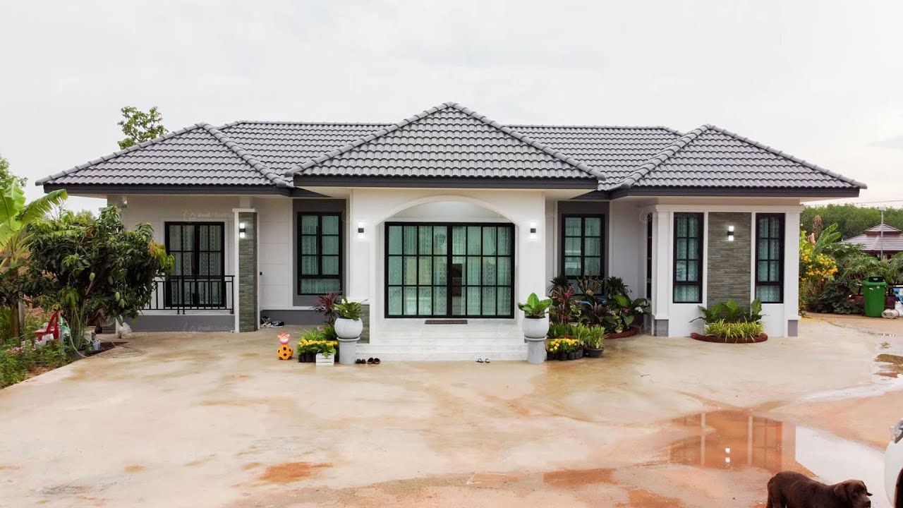 บ้านชั้นเดียวร่วมสมัยดีไซน์หลังคาทรงปั้หนยาสวยงามตัวบ้านสีขาวตัดสีเทาอบอุ่น 3 ห้องนอน​ 2 ห้องน้ำ