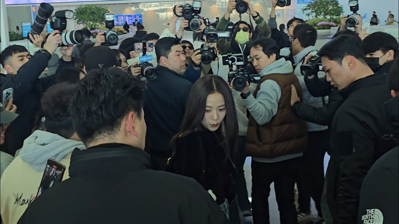 Blackpink Jisoo Airport Departure 1-24-2025