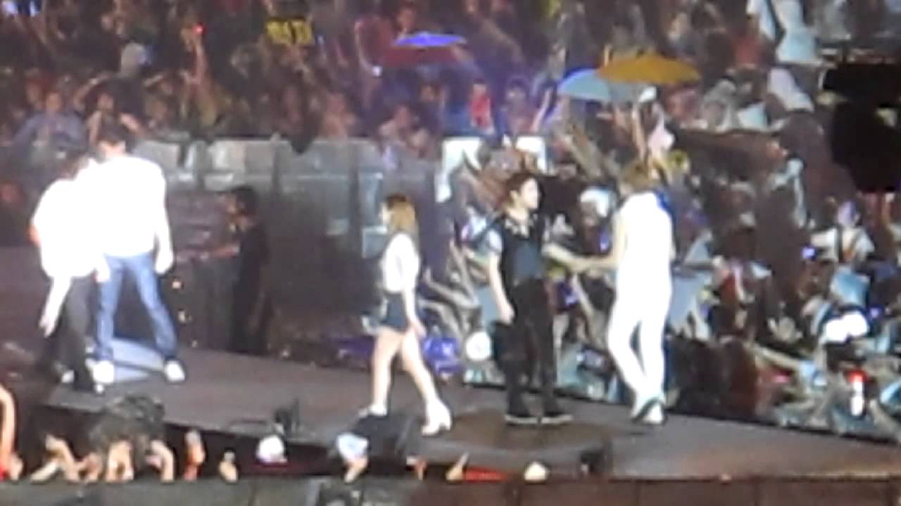 121123 SMTOWN SG Ending + Taeyeon focus