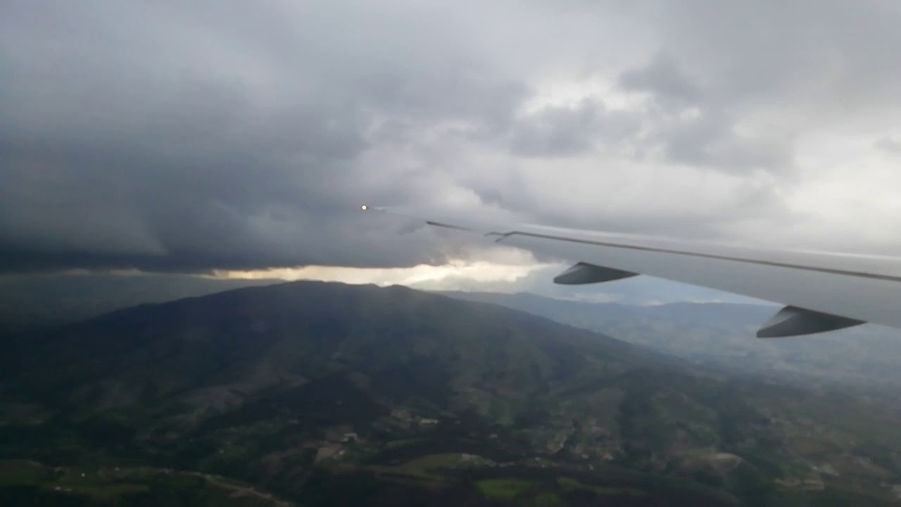 Landing at Quito (UIO) 🇪🇨 - Boeing 777-200ER KLM Asia, PH BQF
