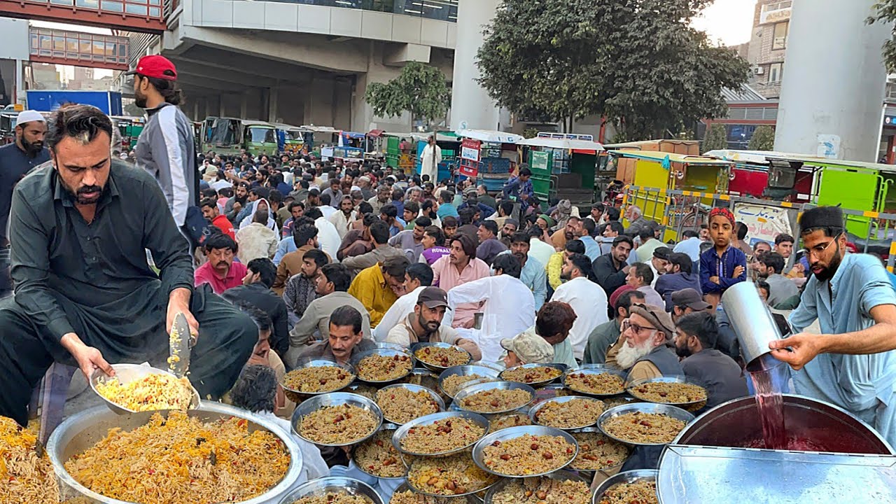 ROAD SIDE BIGGEST RAMZAN IFTARI 2025 IN LAHORE | UNCOUNTABLE PEOPLE'S FOR IFTARI | VEGETABLE PULAO