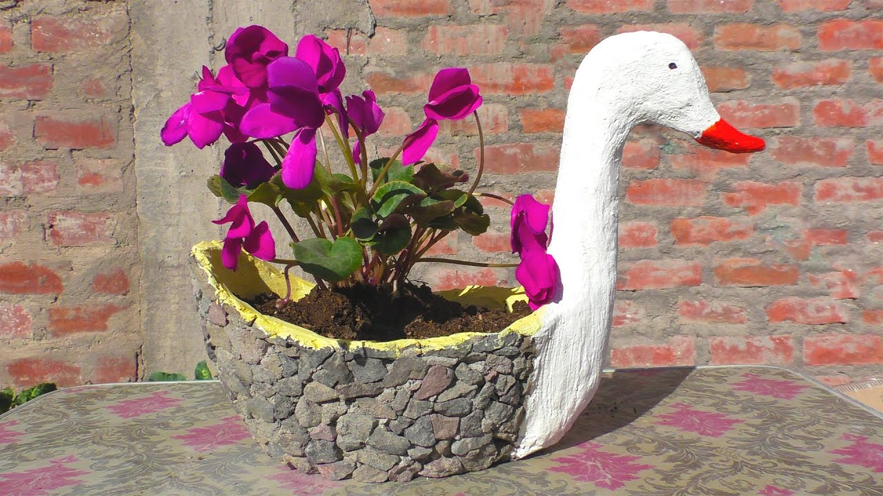Cómo Hacer una Maceta de Cemento y Piedra en Forma de Pato para Plantar Flores en Casa