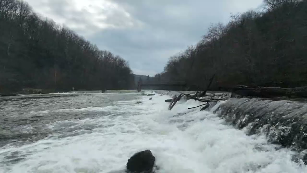 Survol du barrage de Phade situé sur la Semoy à Monthermé