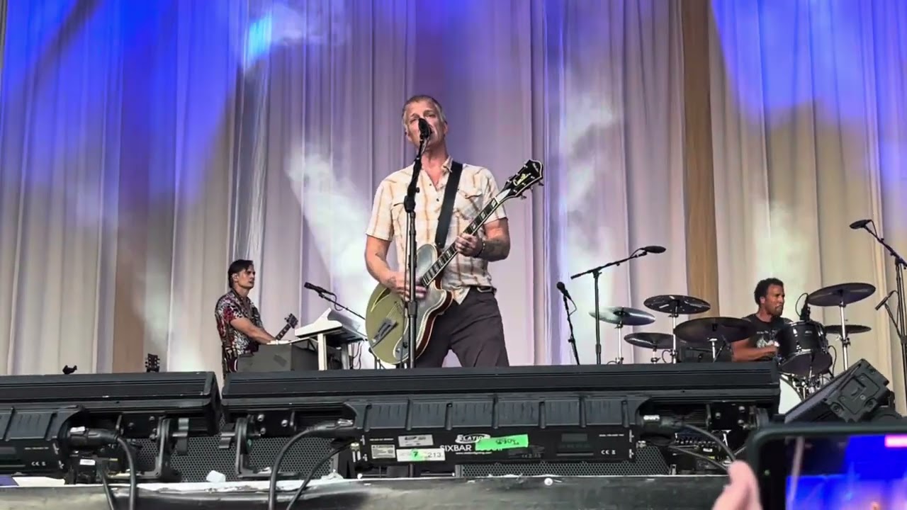 01. Regular John - Queens of the Stone Age @ Budapest