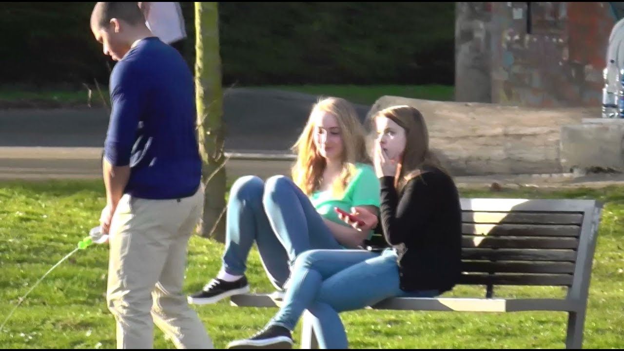 VOR LEUTEN PINKELN ! PRANK | PrankBros