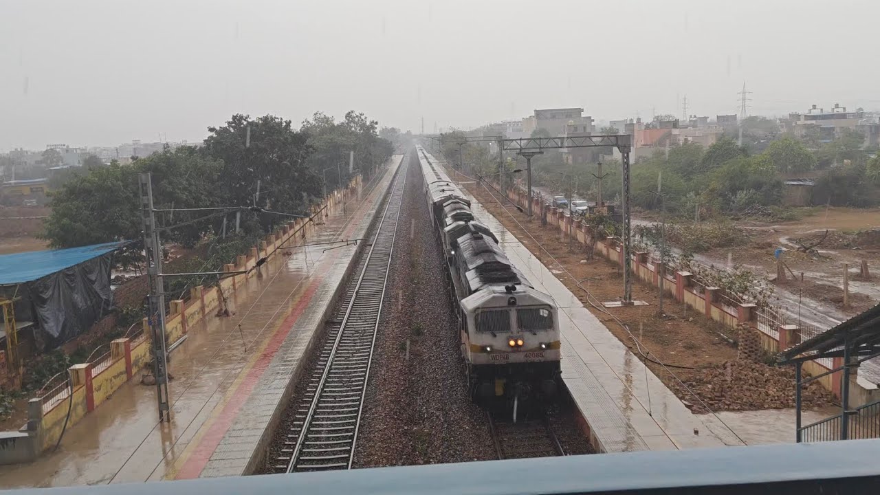20476 Miraj Bikaner Weekly SF Express skipping Jodhpur Cantt in heavy Rain 🌧️ #railfan_akshat 