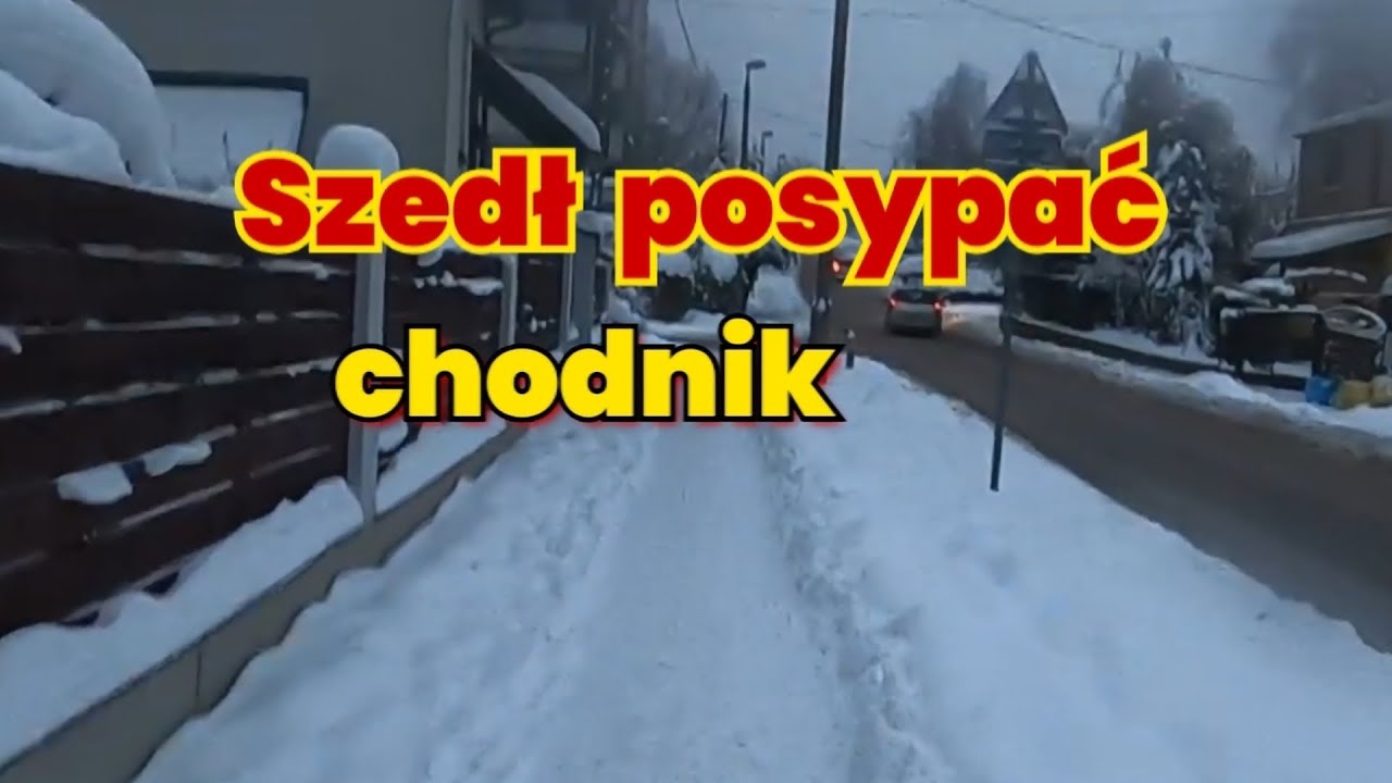 Szedł posypać chodnik. 