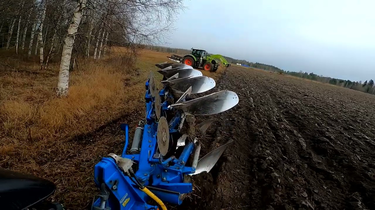 Syksyn kyntötöitä koululla. Kynnöissä mukana Valtra N134D ja Claas Arion 660