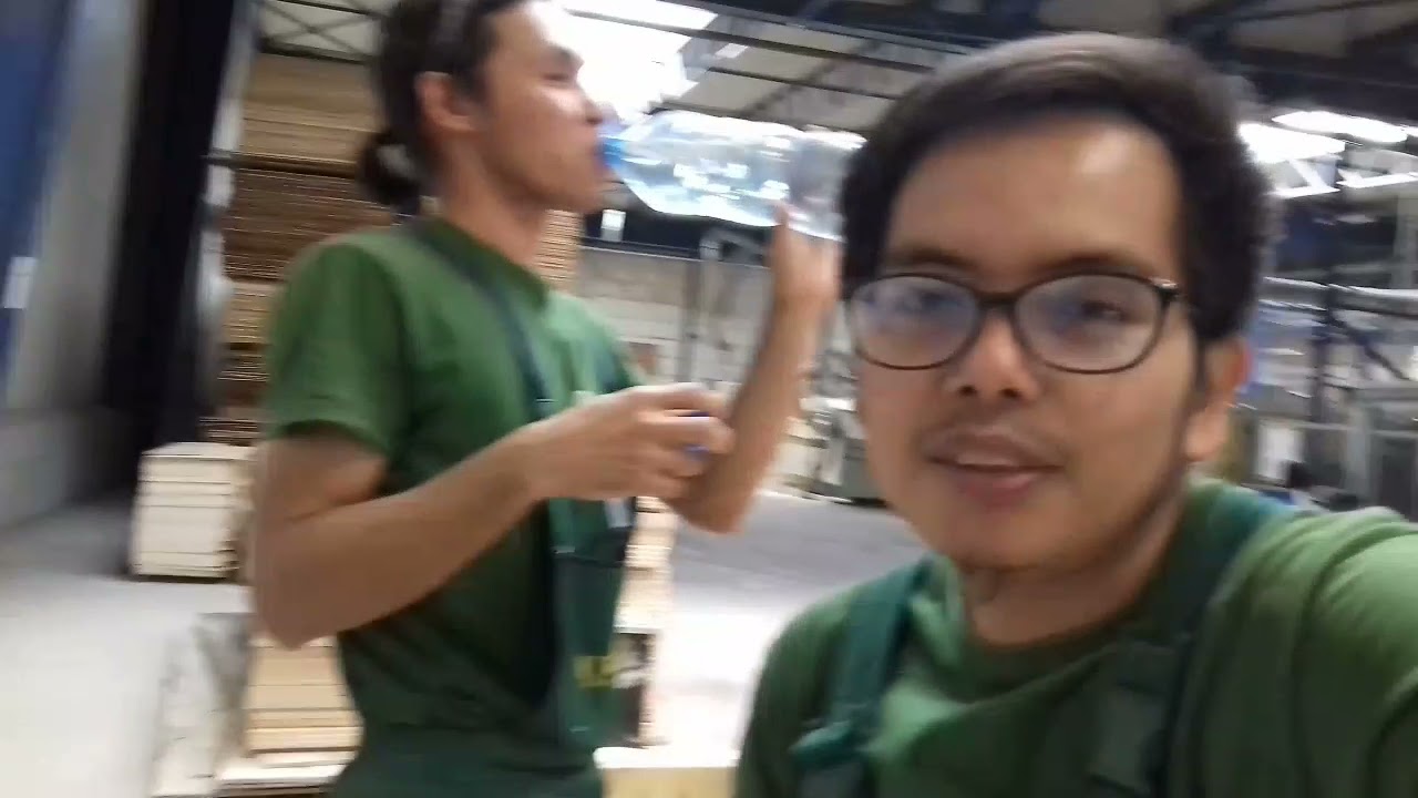 Suasana berangkat bekerja di pabrik Polandia