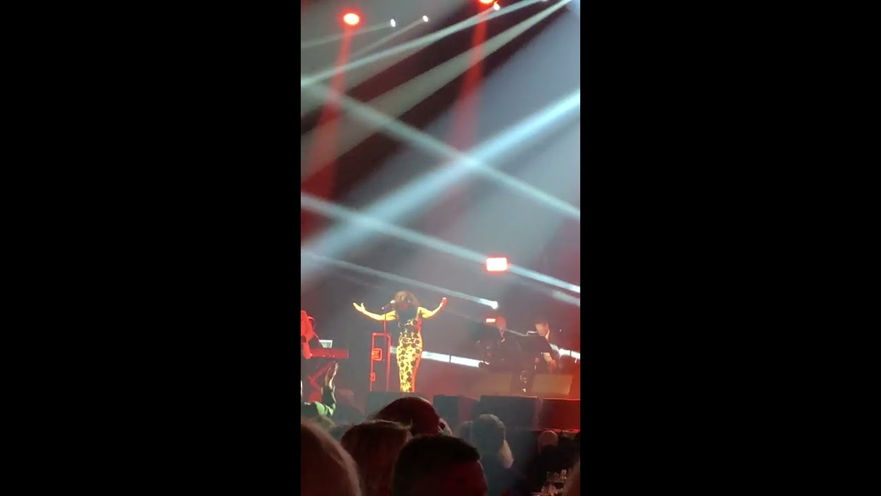 Se grevinnan Alexandras första live-uppträdande!