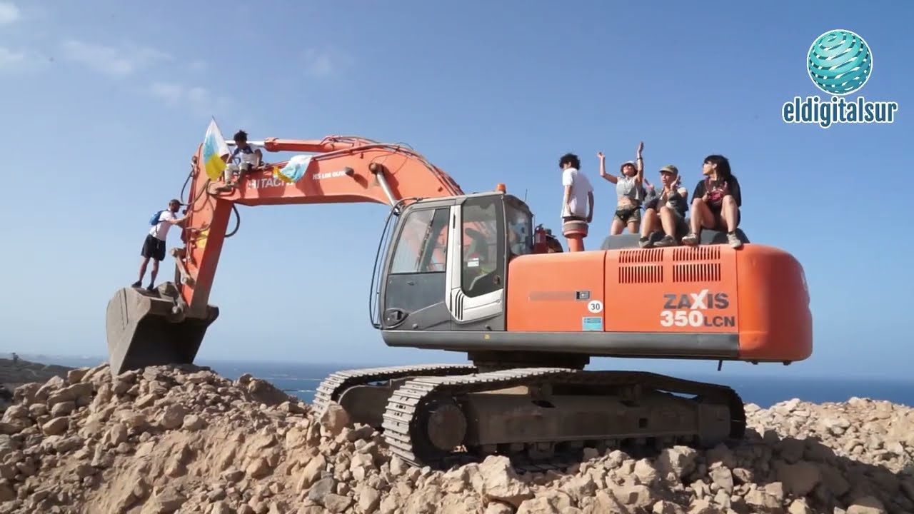 Protestas en Adeje, Se encadenan a las grúas en Contra del proyecto Hotelero Cuna del Alma
