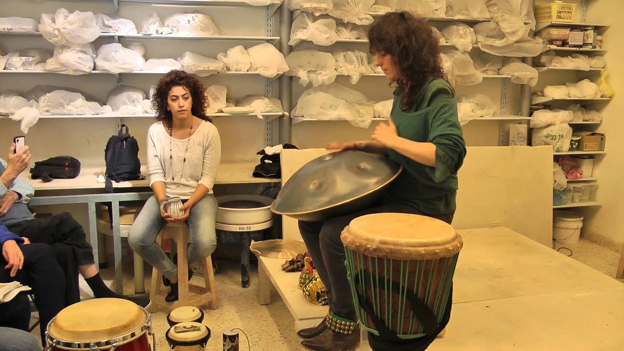 ליאור מיוחס מדגימה איך מנגנים בהאנג או פאנטאם