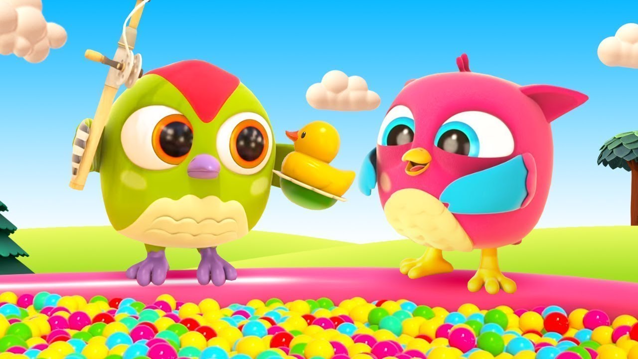Giochi per i bambini piccoli. Peschiamo in piscina con palline colorate. Cartoni animati in italiano