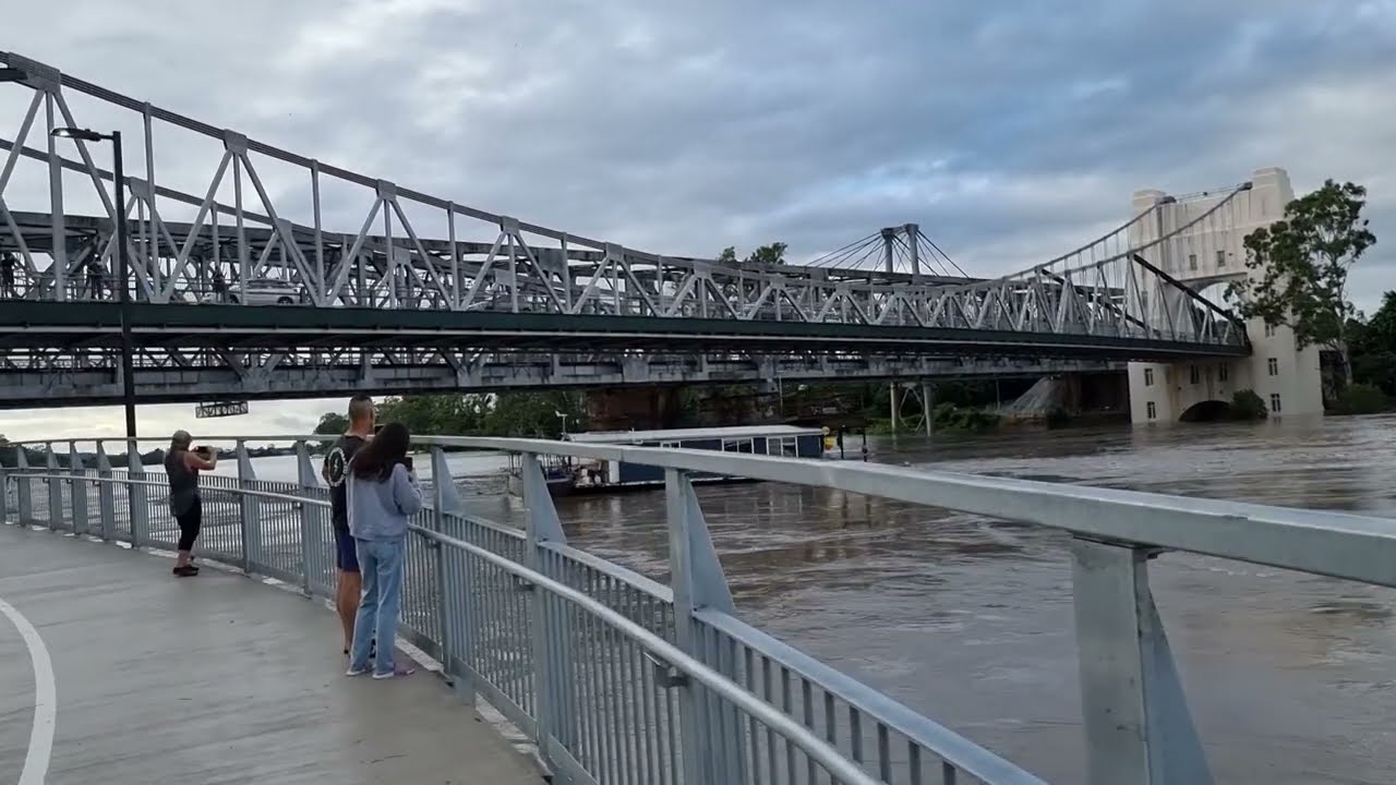 Brisbane Flood - 28 Feb 2022 Walter Taylor Bridge Indooroopilly