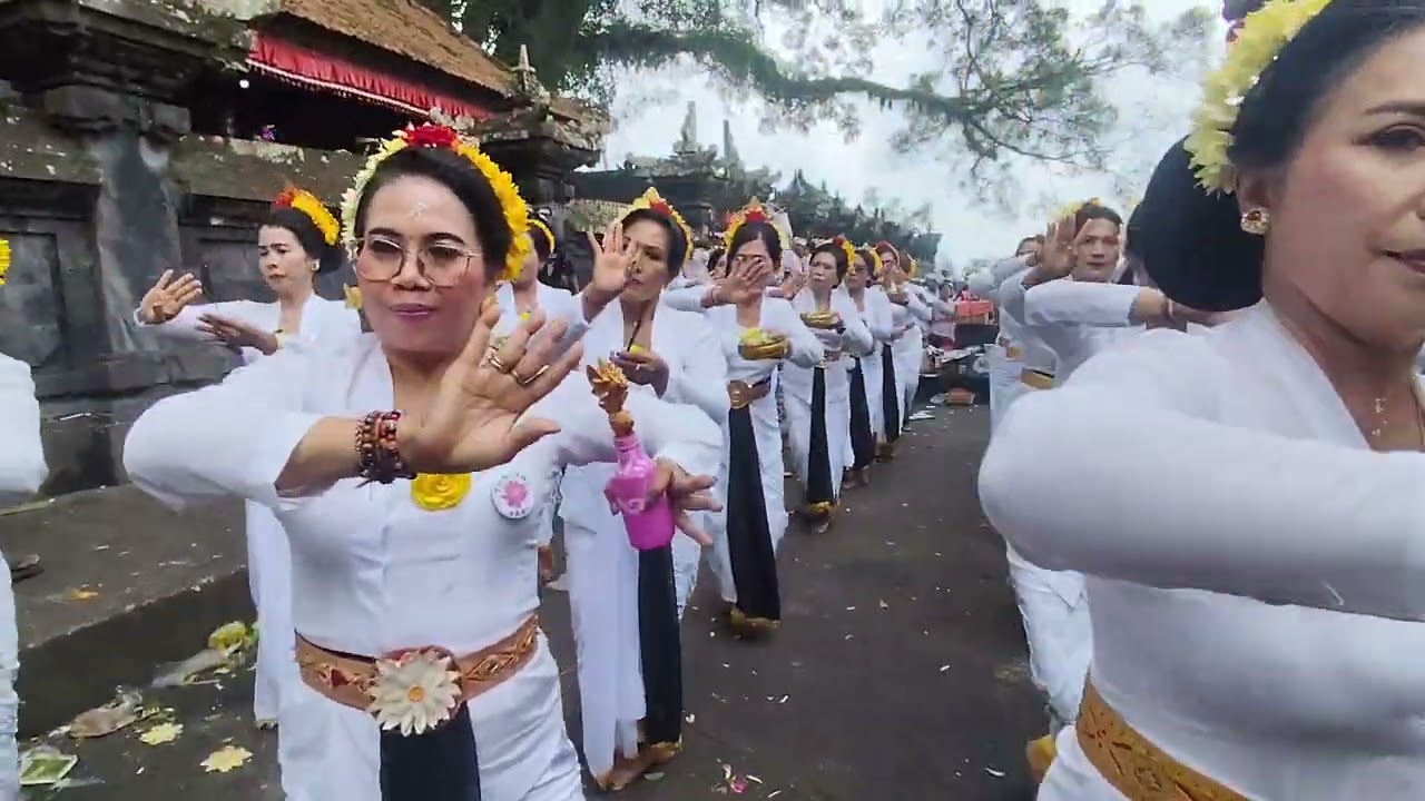 Rejang Puspa Hredaya PSR Tunjung Sari ngayah di pura dalem puri